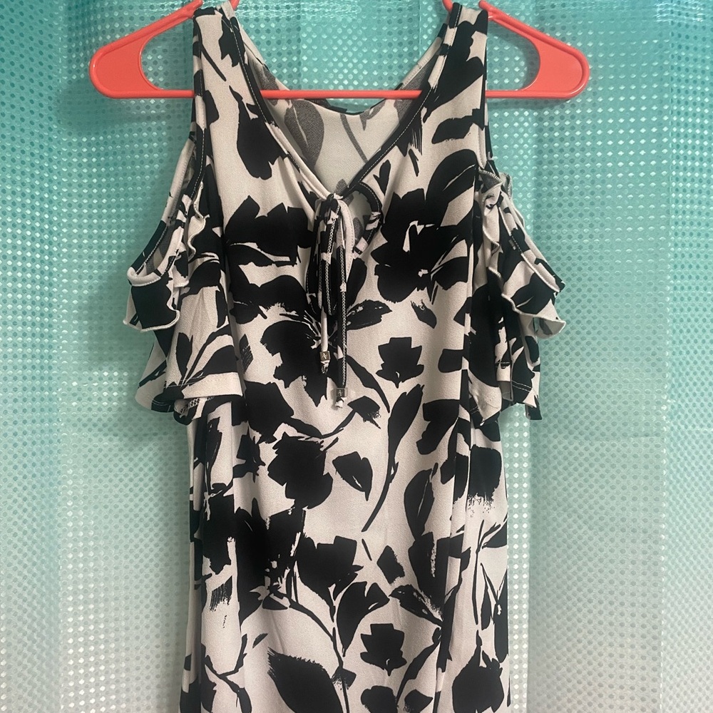 ☘️☘️Adrienne Vittadini Monochrome Floral Top